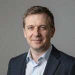 Профессиональный портрет уверенного бизнесмена на размытом фоне для сайта по подбору нянь